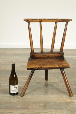Lot 1639 - A RARE 18TH CENTURY CHILDS WALNUT AND ELM PRIMITIVE WELSH STICK BACK CHAIR