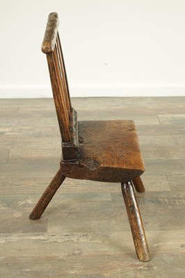 Lot 1639 - A RARE 18TH CENTURY CHILDS WALNUT AND ELM PRIMITIVE WELSH STICK BACK CHAIR