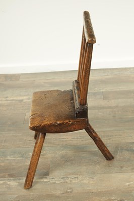 Lot 1639 - A RARE 18TH CENTURY CHILDS WALNUT AND ELM PRIMITIVE WELSH STICK BACK CHAIR
