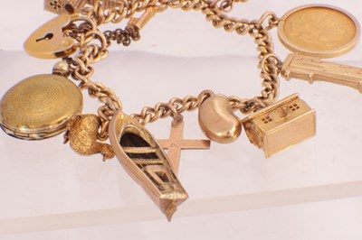 Lot 106 - A 9CT GOLD CHARM BRACELET WITH SOVEREIGN