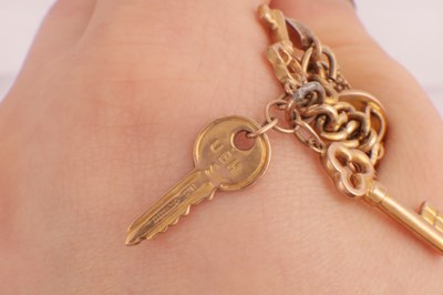 Lot 106 - A 9CT GOLD CHARM BRACELET WITH SOVEREIGN