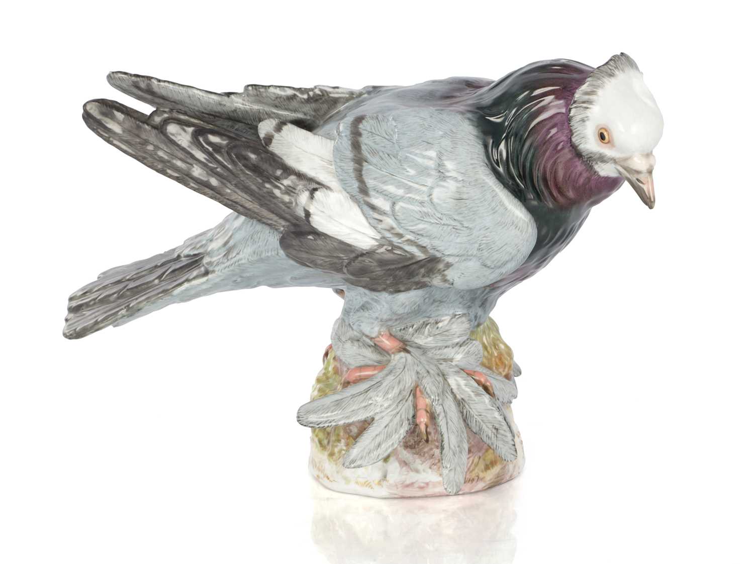Lot 21 - A 19TH CENTURY MEISSEN PORCELAIN SCULPTURE OF A PIGEON