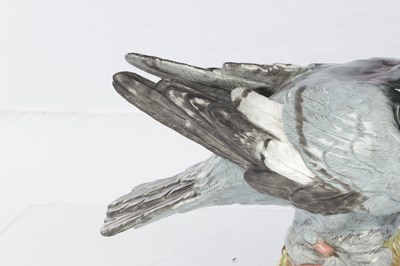 Lot 21 - A 19TH CENTURY MEISSEN PORCELAIN SCULPTURE OF A PIGEON