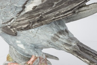 Lot 21 - A 19TH CENTURY MEISSEN PORCELAIN SCULPTURE OF A PIGEON
