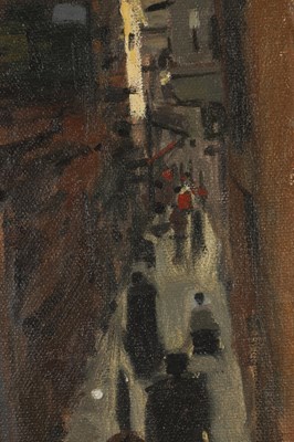 Lot 1168 - KEN HOWARD OBE (1932-2022). A 20TH CENTURY OIL ON CANVAS " NARROW STREET, VENICE"