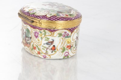 Lot 124 - A FINE 18TH CENTURY ENAMEL AND GOLD OVAL SNUFF BOX