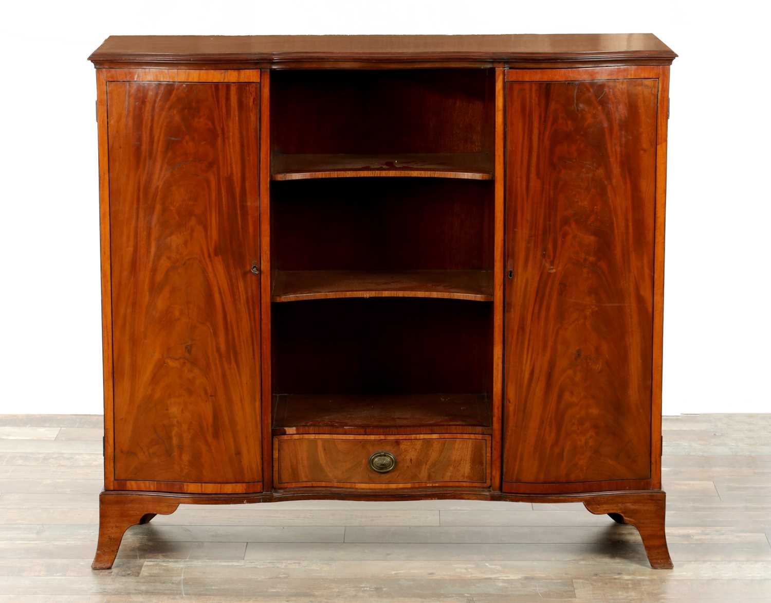 Lot 1629 - AN UNUSUAL GEORGE III CROSS-BANDED FLAMED MAHOGANY SERPENTINE FRONTED SIDE CABINET