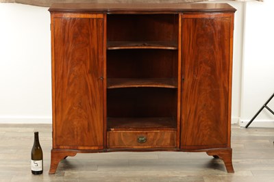Lot 1629 - AN UNUSUAL GEORGE III CROSS-BANDED FLAMED MAHOGANY SERPENTINE FRONTED SIDE CABINET