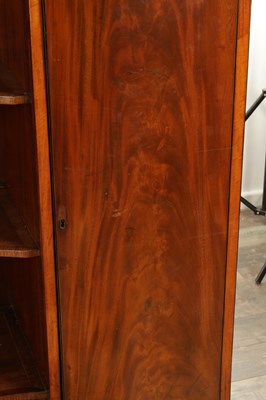 Lot 1629 - AN UNUSUAL GEORGE III CROSS-BANDED FLAMED MAHOGANY SERPENTINE FRONTED SIDE CABINET