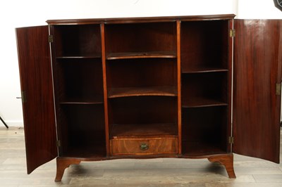 Lot 1629 - AN UNUSUAL GEORGE III CROSS-BANDED FLAMED MAHOGANY SERPENTINE FRONTED SIDE CABINET