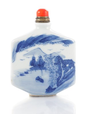 Lot 359 - A JAPANESE PORCELAIN BLUE AND WHITE SNUFF BOTTLE