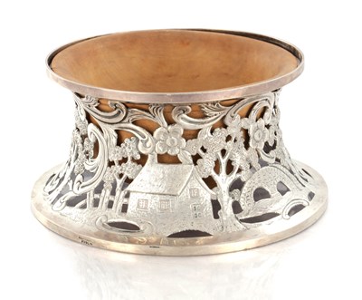 Lot 190 - AN IRISH SILVER POTATO DISH RING