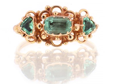 Lot 156 - AN 19TH CENTURY 18CT GOLD EMERALD RING