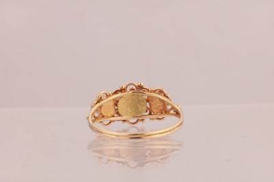 Lot 156 - AN 19TH CENTURY 18CT GOLD EMERALD RING