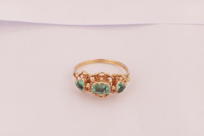 Lot 156 - AN 19TH CENTURY 18CT GOLD EMERALD RING