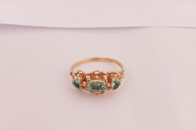 Lot 156 - AN 19TH CENTURY 18CT GOLD EMERALD RING
