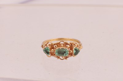 Lot 156 - AN 19TH CENTURY 18CT GOLD EMERALD RING