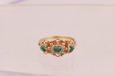 Lot 156 - AN 19TH CENTURY 18CT GOLD EMERALD RING