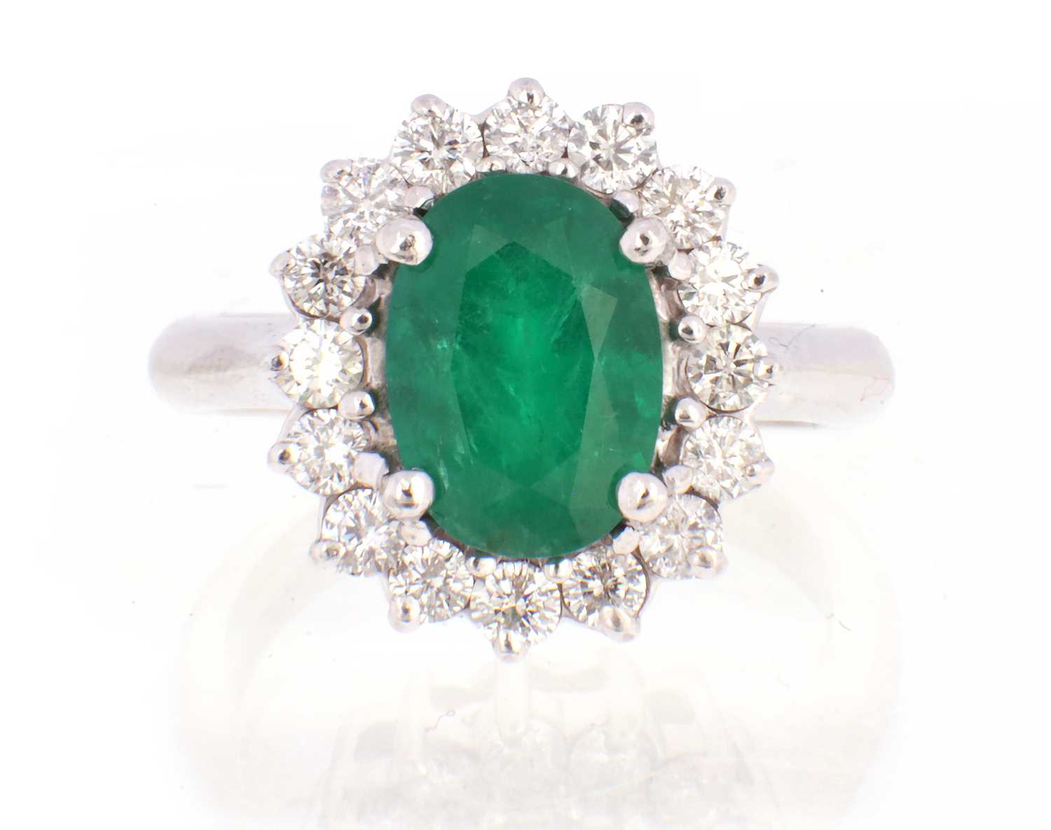 Lot 129 - A LADIES 18CT WHITE GOLD DIAMOND AND EMERALD RING