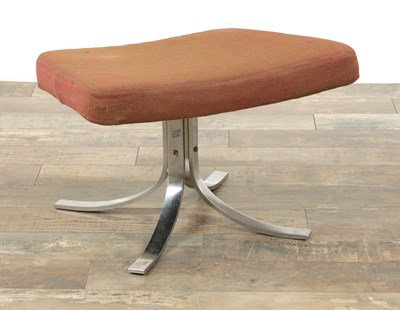 Lot 1637 - A CHAISE SEAGULL DE GOSTA BERG AND STENERIK ERIKSSON FOOT STOOL