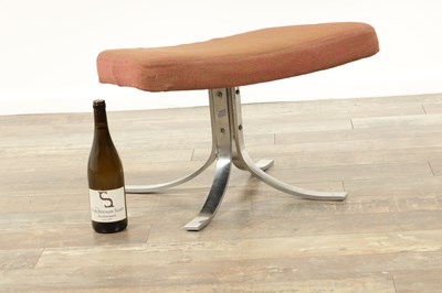 Lot 1637 - A CHAISE SEAGULL DE GOSTA BERG AND STENERIK ERIKSSON FOOT STOOL