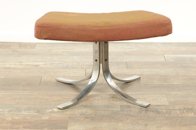 Lot 1637 - A CHAISE SEAGULL DE GOSTA BERG AND STENERIK ERIKSSON FOOT STOOL