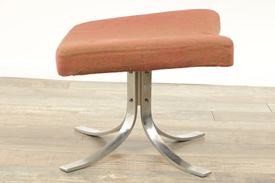Lot 1637 - A CHAISE SEAGULL DE GOSTA BERG AND STENERIK ERIKSSON FOOT STOOL