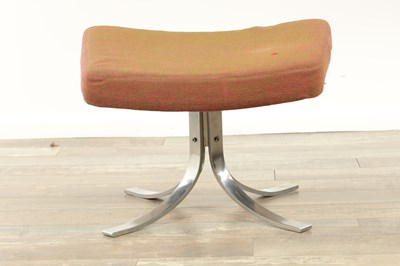 Lot 1637 - A CHAISE SEAGULL DE GOSTA BERG AND STENERIK ERIKSSON FOOT STOOL