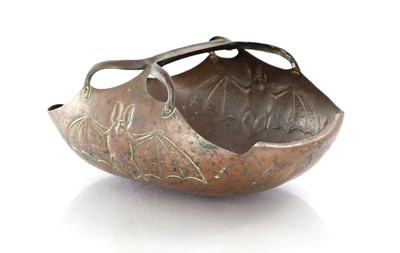 Lot 928 - AN EARLY 20TH CENTURY ARTS AND CRAFTS HAMMERED COPPER BOWL