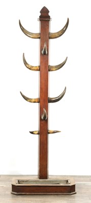 Lot 1720 - A 19TH CENTURY OAK AND COWS HORN HAT STAND