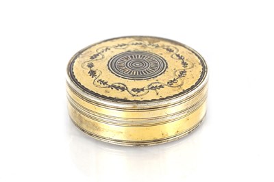 Lot 105 - AN EARLY 19TH CENTURY FRENCH SILVER GILT CIRCULAR SNUFF BOX