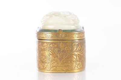 Lot 378 - A CHINESE GILT BRONZE AND CARVED JADE SNUFF BOX