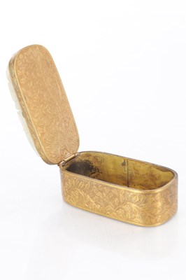 Lot 378 - A CHINESE GILT BRONZE AND CARVED JADE SNUFF BOX