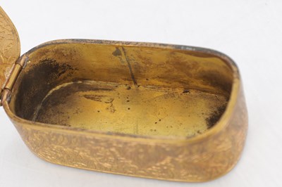 Lot 378 - A CHINESE GILT BRONZE AND CARVED JADE SNUFF BOX