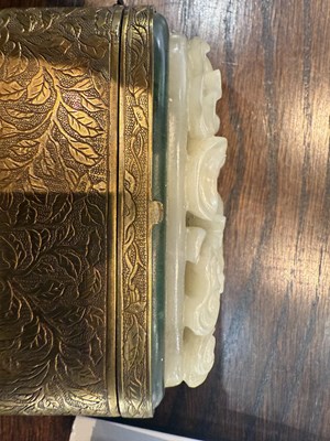 Lot 378 - A CHINESE GILT BRONZE AND CARVED JADE SNUFF BOX