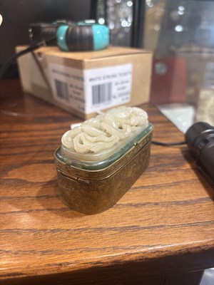 Lot 378 - A CHINESE GILT BRONZE AND CARVED JADE SNUFF BOX