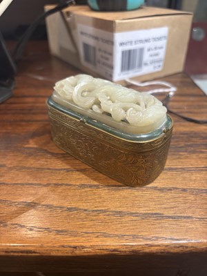 Lot 378 - A CHINESE GILT BRONZE AND CARVED JADE SNUFF BOX