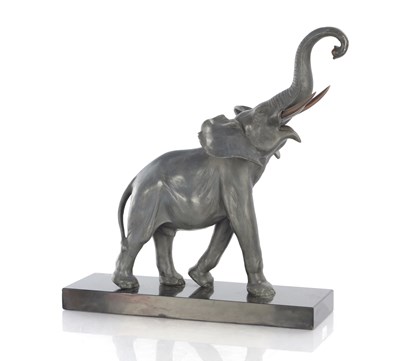 Lot 869 - AN EARLY 20TH CENTURY SCULPTURE OF AN ELEPHANT