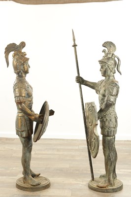 Lot 925 - A LARGE PAIR OF 20TH CENTURY BRONZE STATUES OF ROMAN SOLDIERS
