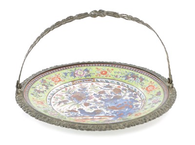 Lot 465 - A CHINESE EXPORT PORCELAIN CLOBBERED BLUE AND WHITE DISH