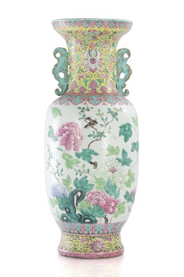 Lot 485 - A LARGE CHINESE FAMILLE ROSE PORCELAIN HALL VASE