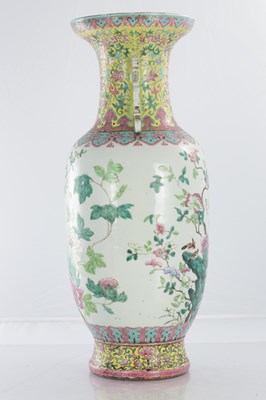Lot 485 - A LARGE CHINESE FAMILLE ROSE PORCELAIN HALL VASE