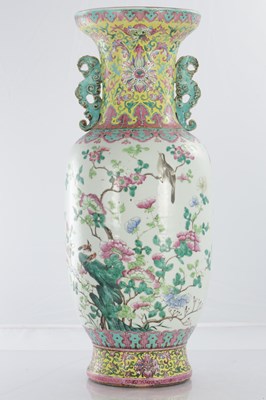 Lot 485 - A LARGE CHINESE FAMILLE ROSE PORCELAIN HALL VASE