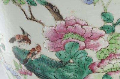 Lot 485 - A LARGE CHINESE FAMILLE ROSE PORCELAIN HALL VASE