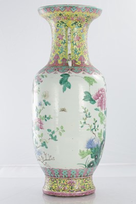 Lot 485 - A LARGE CHINESE FAMILLE ROSE PORCELAIN HALL VASE