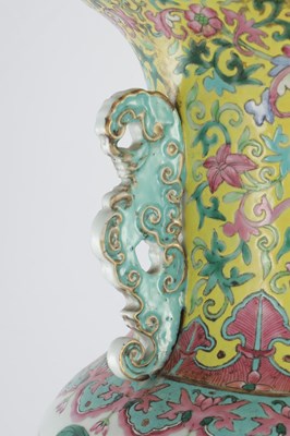 Lot 485 - A LARGE CHINESE FAMILLE ROSE PORCELAIN HALL VASE