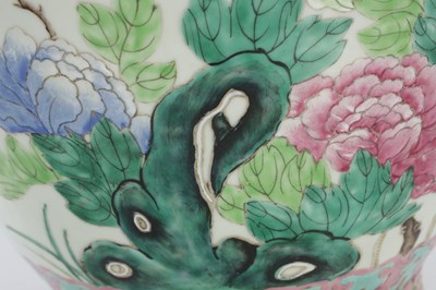 Lot 485 - A LARGE CHINESE FAMILLE ROSE PORCELAIN HALL VASE