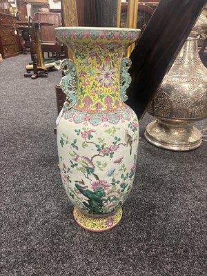 Lot 485 - A LARGE CHINESE FAMILLE ROSE PORCELAIN HALL VASE