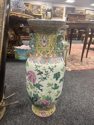 Lot 485 - A LARGE CHINESE FAMILLE ROSE PORCELAIN HALL VASE