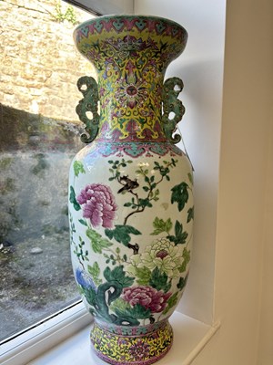 Lot 485 - A LARGE CHINESE FAMILLE ROSE PORCELAIN HALL VASE